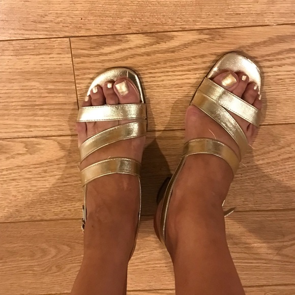 Vintage 1970’s Bertlyn gold man made leather sandals. Size ML  7/7.5. EUC - Picture 3 of 16